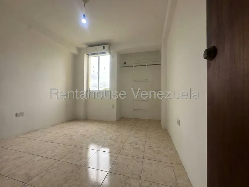Apartamento (1 Nivel) en Alquiler en Patarata, Lara - 12