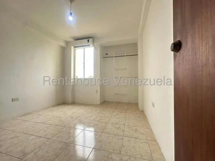 Apartamento (1 Nivel) en Alquiler en Patarata, Lara - 13