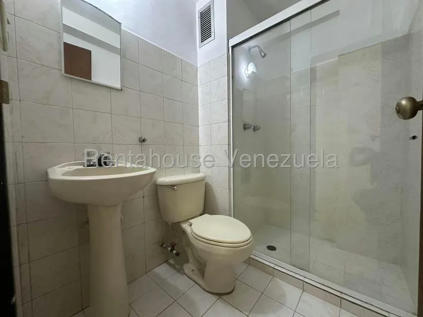 Apartamento (1 Nivel) en Alquiler en Patarata, Lara - 15