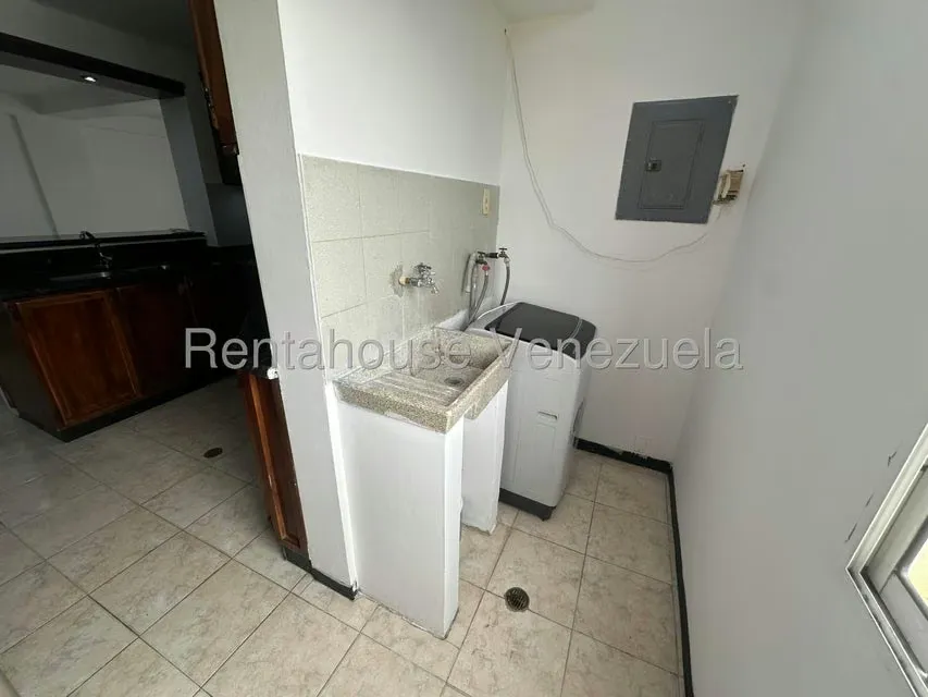 Apartamento (1 Nivel) en Alquiler en Patarata, Lara - 16
