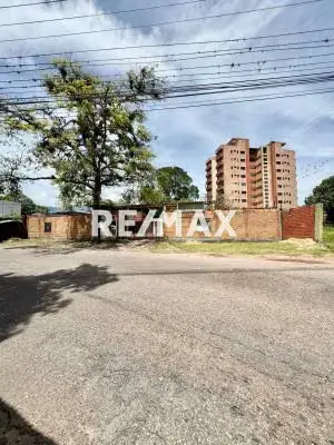 Venta de Casa y Terreno en una de las mejores zonas de San Cristóbal Ubicada en la Avenida La Guayana, sector Los Kioscos, justo al lado de Palma Dorada.