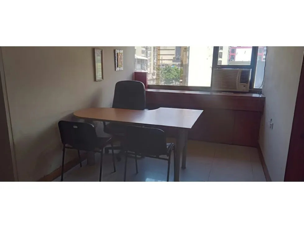 OFICINA O CONSULTORIO AV CASANOVA PARALELO A SBNA. GRANDE 15 M2