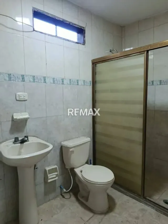 En Venta Casa Residencial o Comercial a pie de Calle buena ubicacion con Potencial en Avenida Negro Primero - 6