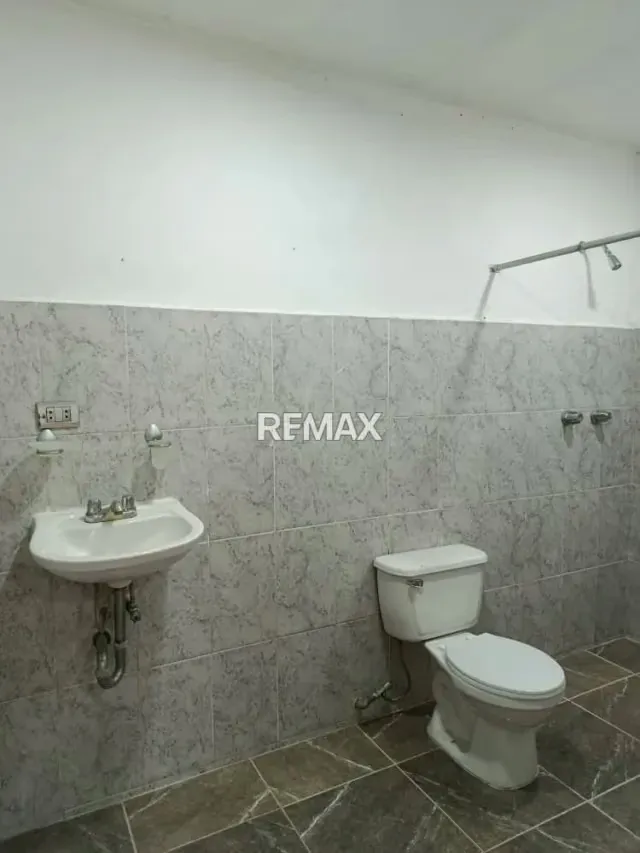 En Venta Casa Residencial o Comercial a pie de Calle buena ubicacion con Potencial en Avenida Negro Primero - 8