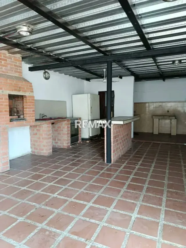 En Venta Casa Residencial o Comercial a pie de Calle buena ubicacion con Potencial en Avenida Negro Primero - 9