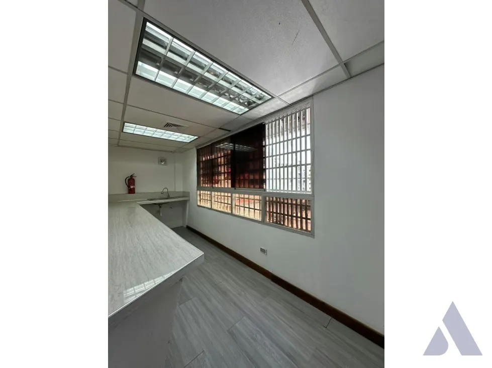 Alquilo cconsultorio 112m2 El Marques 5628 - 15