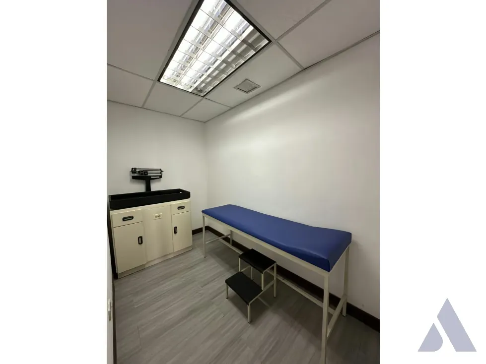 Alquilo cconsultorio 112m2 El Marques 5628 - 8