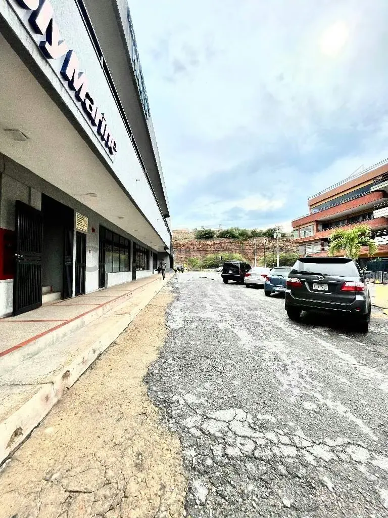Excelente Local Comercial a Pie de Calle en la Avenida Principal de Lechería - 2