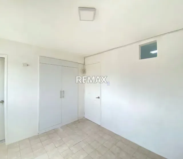 ¡INVERSIÓN INTELIGENTE EN LA AV. 4 DE MAYO! EN VENTA CÓMODO APTO DE 2H2B CON VISTA A LA CIUDAD, ESTACIONAMIENTO Y UBICACIÓN ESTRATÉGICA CERCA DE COMERCIOS, COLEGIOS Y SERVICIOS EN MARIÑO. - 11