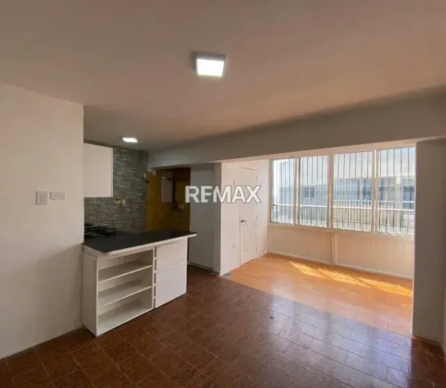 ¡INVERSIÓN INTELIGENTE EN LA AV. 4 DE MAYO! EN VENTA CÓMODO APTO DE 2H2B CON VISTA A LA CIUDAD, ESTACIONAMIENTO Y UBICACIÓN ESTRATÉGICA CERCA DE COMERCIOS, COLEGIOS Y SERVICIOS EN MARIÑO. - 4