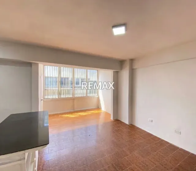 ¡INVERSIÓN INTELIGENTE EN LA AV. 4 DE MAYO! EN VENTA CÓMODO APTO DE 2H2B CON VISTA A LA CIUDAD, ESTACIONAMIENTO Y UBICACIÓN ESTRATÉGICA CERCA DE COMERCIOS, COLEGIOS Y SERVICIOS EN MARIÑO. - 5