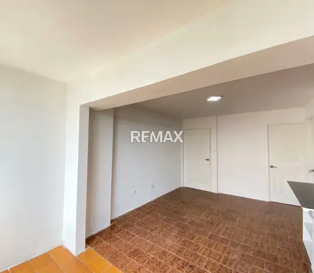 ¡INVERSIÓN INTELIGENTE EN LA AV. 4 DE MAYO! EN VENTA CÓMODO APTO DE 2H2B CON VISTA A LA CIUDAD, ESTACIONAMIENTO Y UBICACIÓN ESTRATÉGICA CERCA DE COMERCIOS, COLEGIOS Y SERVICIOS EN MARIÑO. - 7