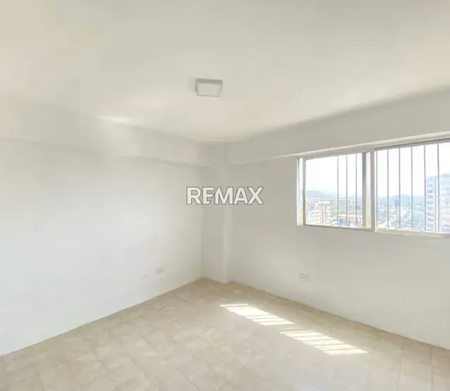 ¡INVERSIÓN INTELIGENTE EN LA AV. 4 DE MAYO! EN VENTA CÓMODO APTO DE 2H2B CON VISTA A LA CIUDAD, ESTACIONAMIENTO Y UBICACIÓN ESTRATÉGICA CERCA DE COMERCIOS, COLEGIOS Y SERVICIOS EN MARIÑO. - 10