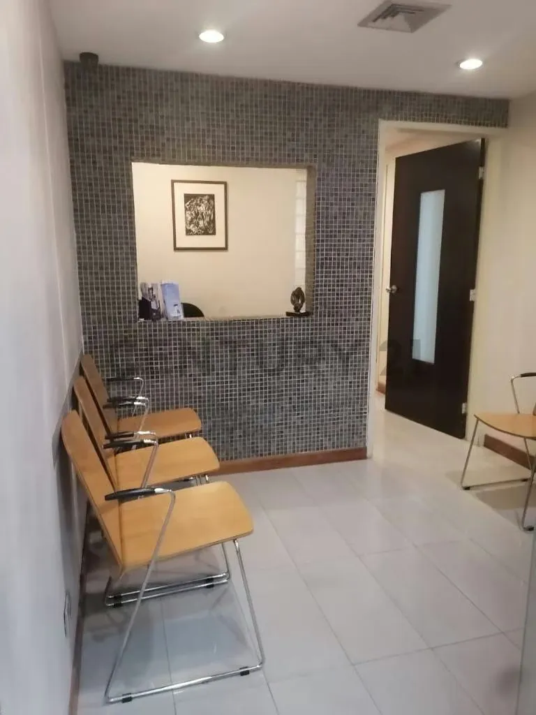 Se Alquila Cómodo Consultorio Médico en Santa Sofía - 2