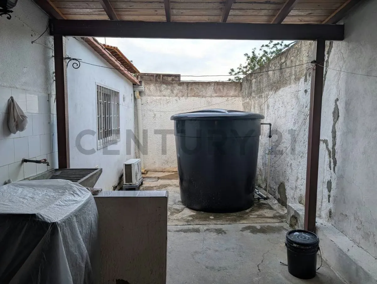 Amplia casa en conjunto cerrado en Los Robles, municipio maneiro - 16