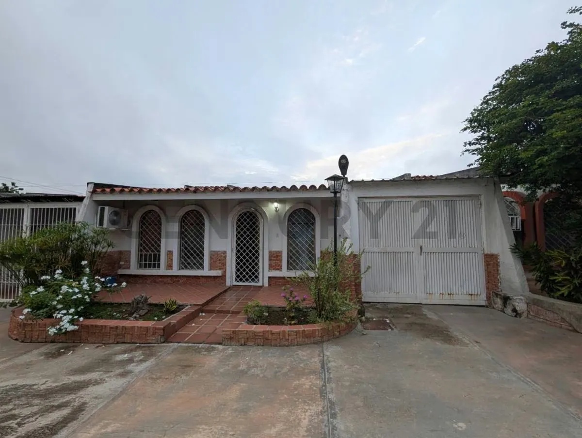 Amplia casa en conjunto cerrado en Los Robles, municipio maneiro - 2