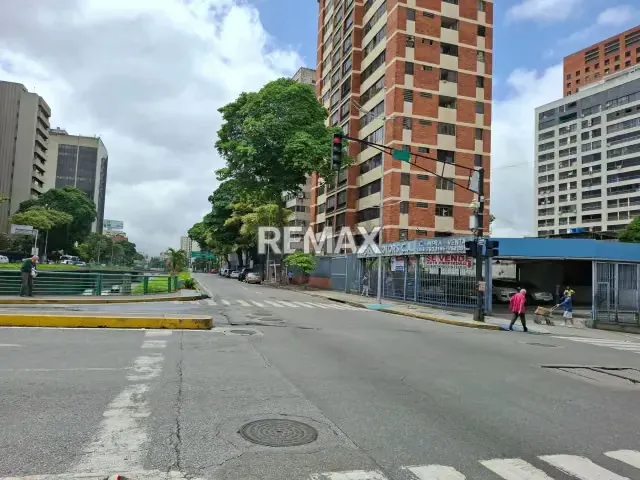 Consecionario en Venta av. Libertador con calle Negrín - 8