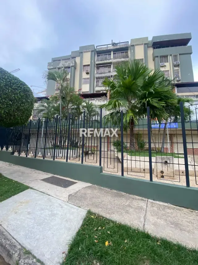 EN VENTA APARTAMENTO EN RES. LA CRISTINA AV CUATRICENTENARIA