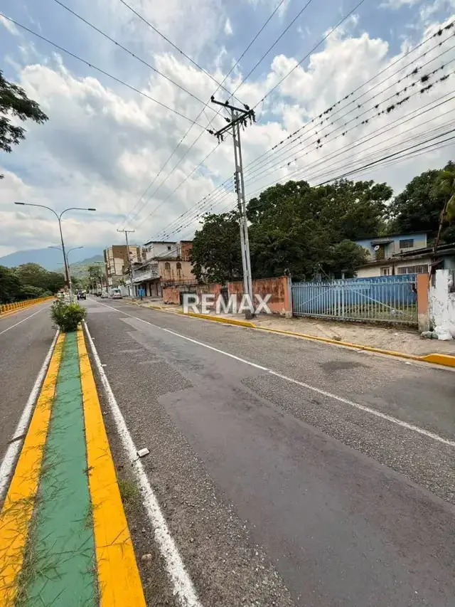 EN VENTA TERRENO CON BIENICHURIA UBIACADO EN LA AV UNIVERSIDAD EL LIMON
