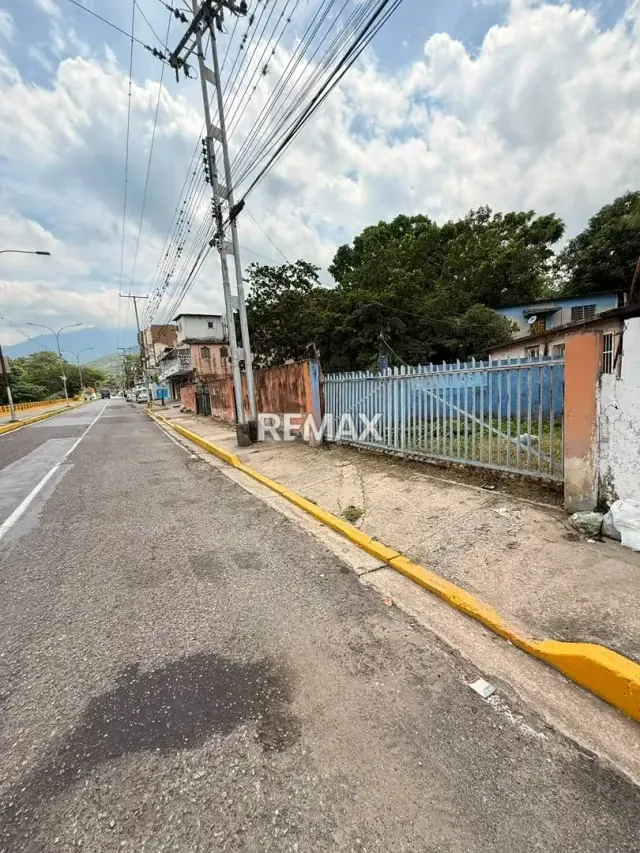 EN VENTA TERRENO CON BIENICHURIA UBIACADO EN LA AV UNIVERSIDAD EL LIMON - 2