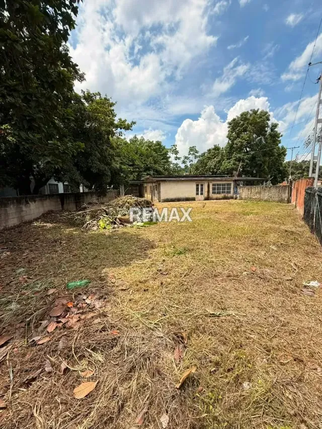 EN VENTA TERRENO CON BIENICHURIA UBIACADO EN LA AV UNIVERSIDAD EL LIMON - 9