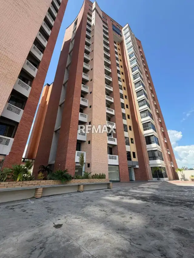 Apartamento moderno a la venta en el Triángulo del Este, Residencias Silver House conectado a planta eléctrica
