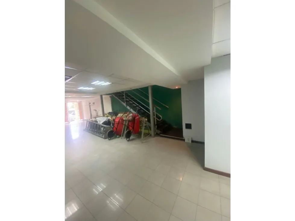 Alquilo local comercial a pie de calle 226m2 Valle Abajo 4768 - 10