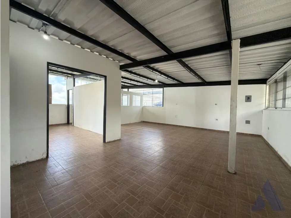Alquilo local comercial en piso 1 100m2 Av Ppal Los Guayabitos 5596 - 3
