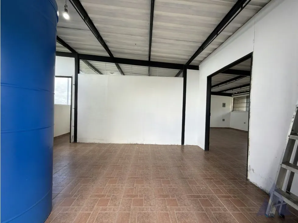 Alquilo local comercial en piso 1 100m2 Av Ppal Los Guayabitos 5596 - 5