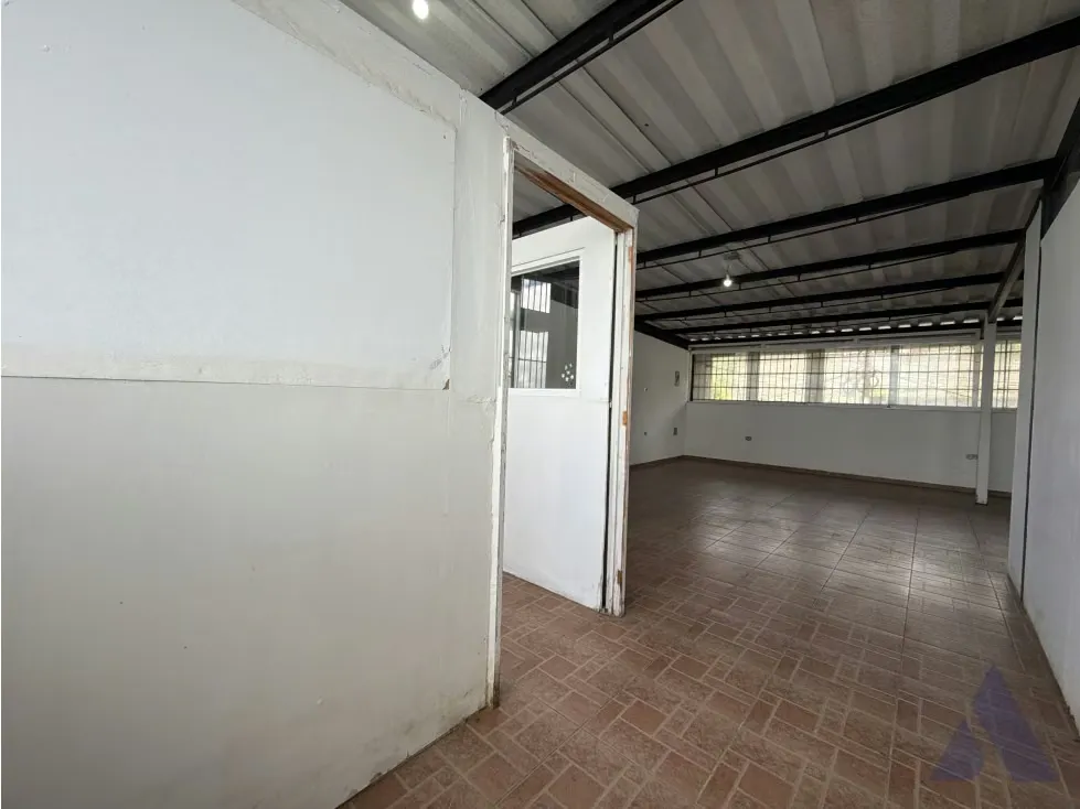 Alquilo local comercial en piso 1 100m2 Av Ppal Los Guayabitos 5596 - 6
