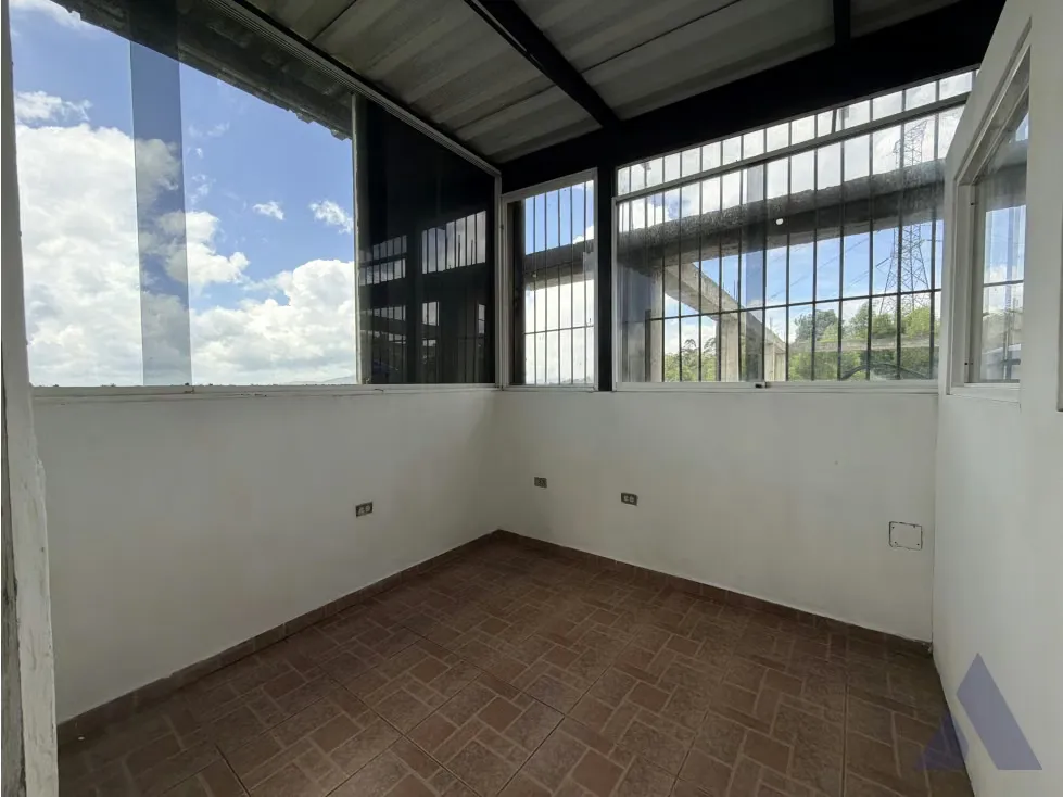Alquilo local comercial en piso 1 100m2 Av Ppal Los Guayabitos 5596 - 7