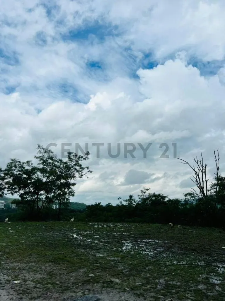 TERRENO EN COLINAS DE GUATAPARO - 2