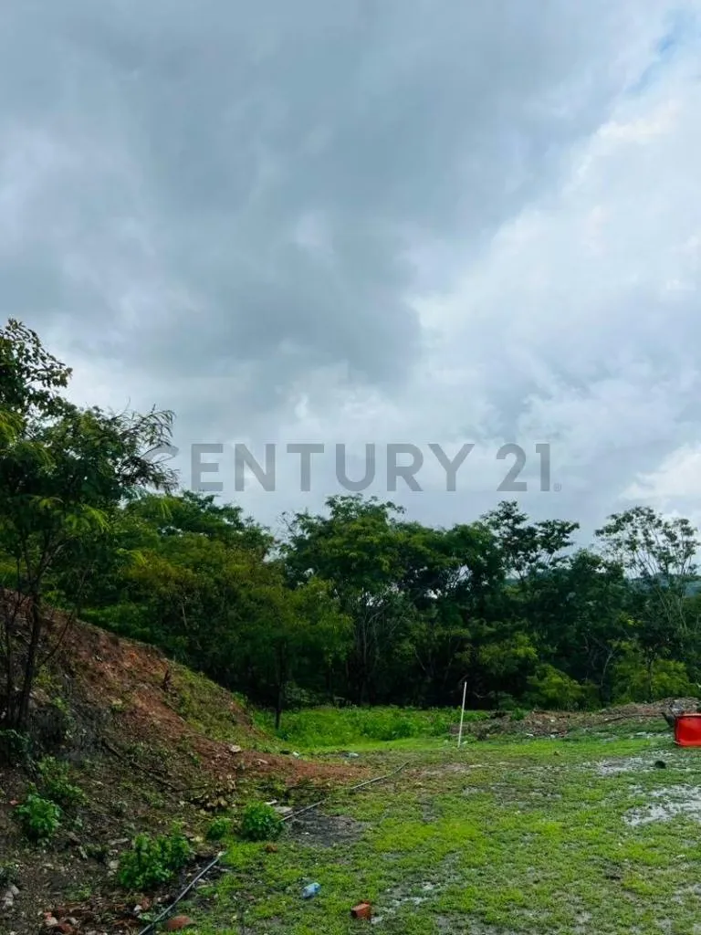 TERRENO EN COLINAS DE GUATAPARO - 3