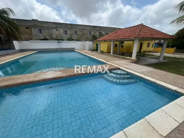 EN VENTA TOWN HOUSE AMOBLADO EN EL CONJUNTO FLOR AMARILLA, CIUDAD FLAMINGO. - 2