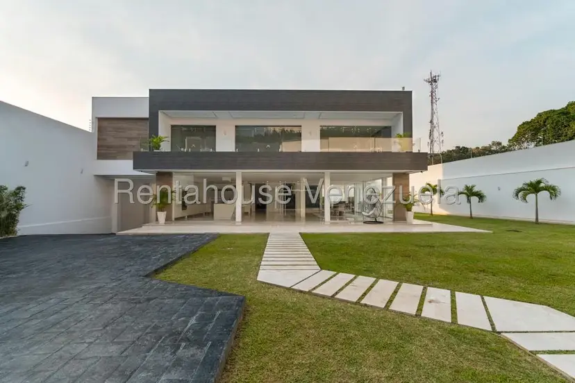 Casa (Duplex) en Venta en Prados del Este, Distrito Metropolitano