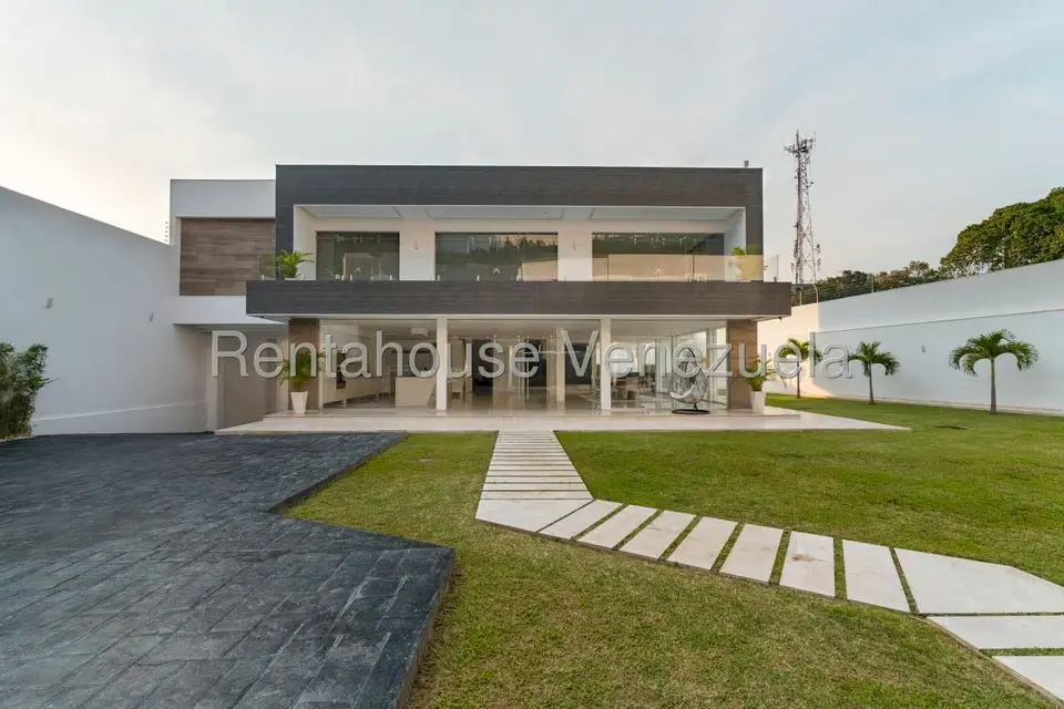 Casa (Duplex) en Venta en Prados del Este, Distrito Metropolitano