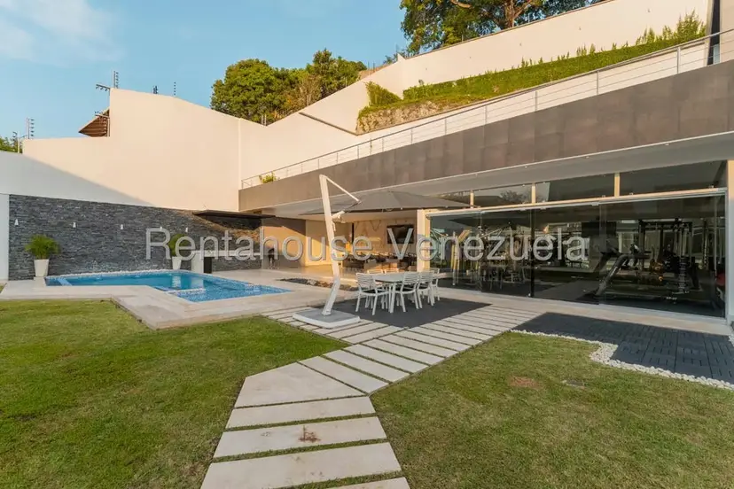 Casa (Duplex) en Venta en Prados del Este, Distrito Metropolitano — 2