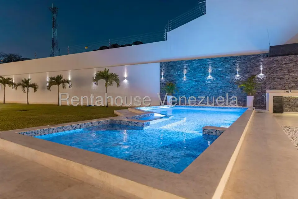 Casa (Duplex) en Venta en Prados del Este, Distrito Metropolitano - 77