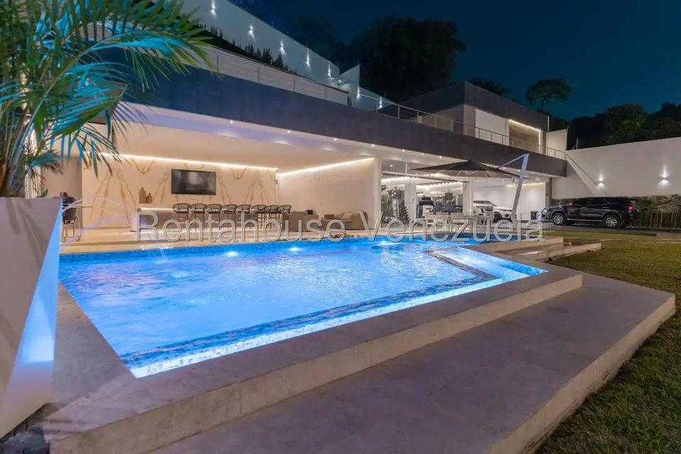 Casa (Duplex) en Venta en Prados del Este, Distrito Metropolitano - 80