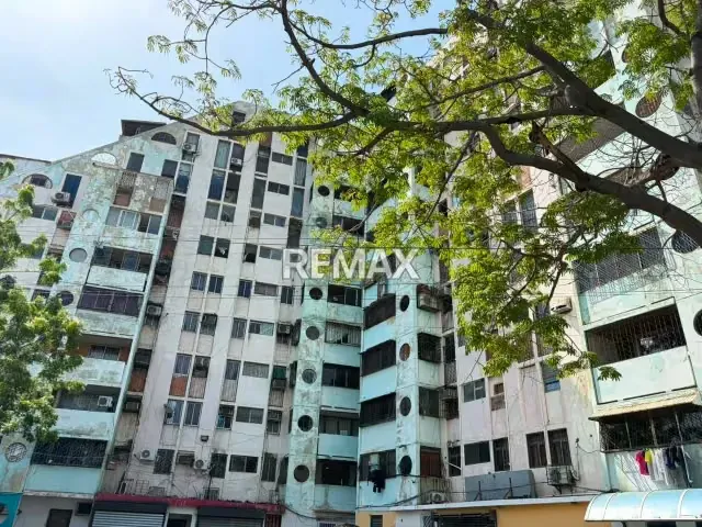 VENDE APARTAMENTO RES. LAS PIRAMIDES SECTOR POMONA