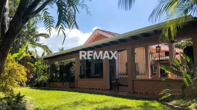 Exclusiva casa en venta, Urb. La Entrada.