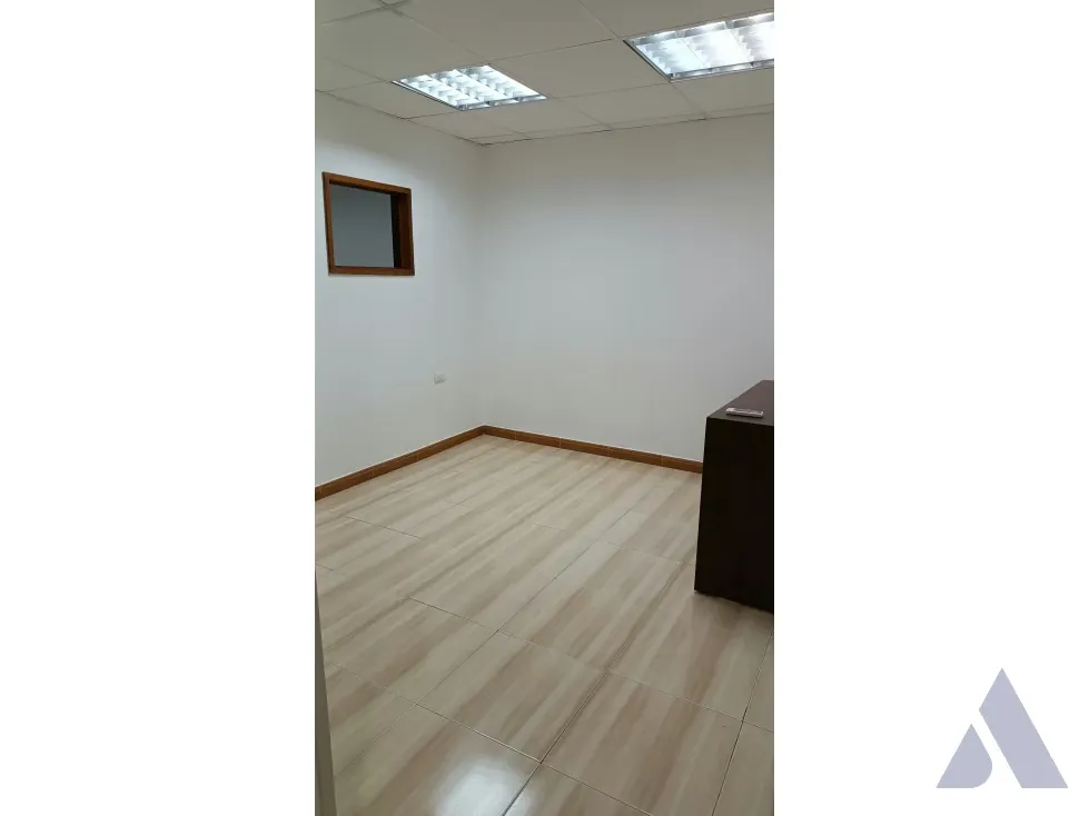 Alquilo Oficina / Cubiculo, 9m², sala de espera, baño, Chacaito 7118 - 3