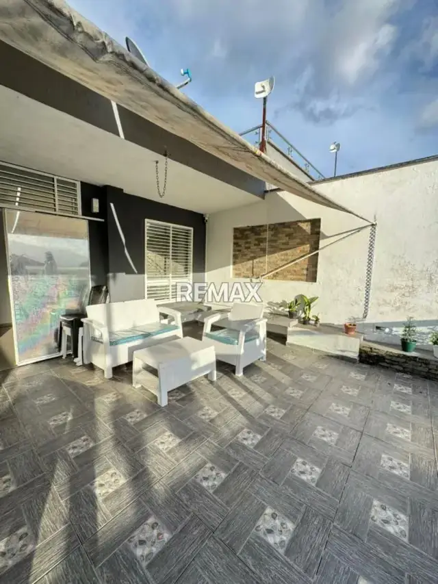 CASA MODERNA EN VENTA EN URB VILLA GRANADINA