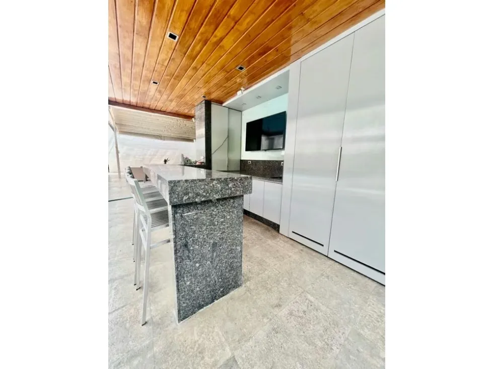 Se vende casa 2400m2 Country Club 2968 - 2