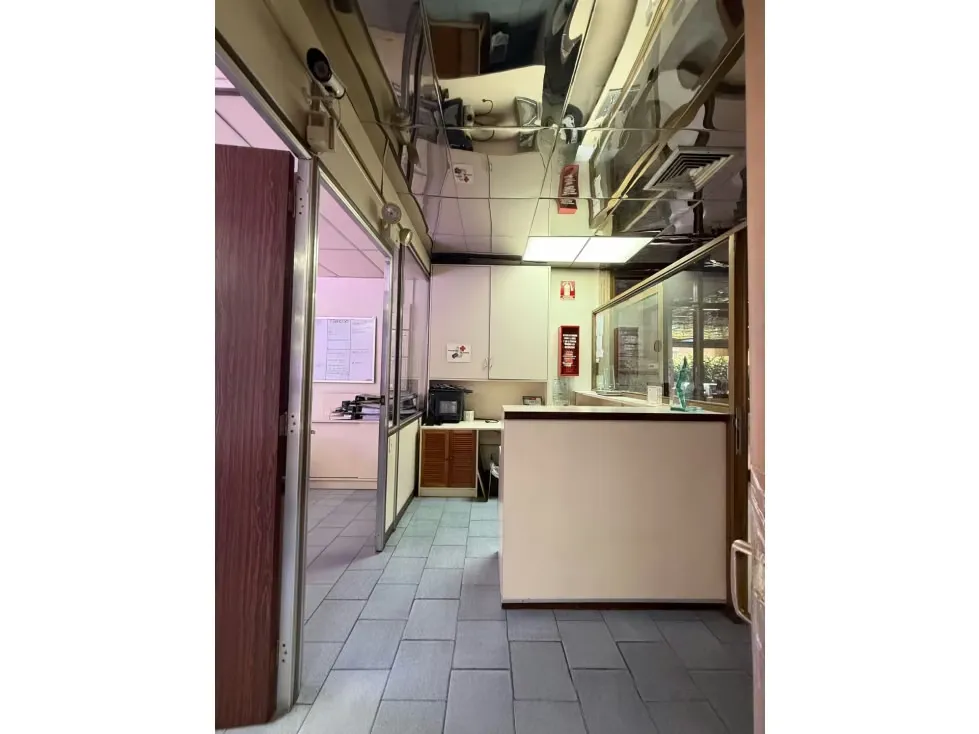 Se vende local/oficina 266m2 Los Dos Caminos 6137 - 12