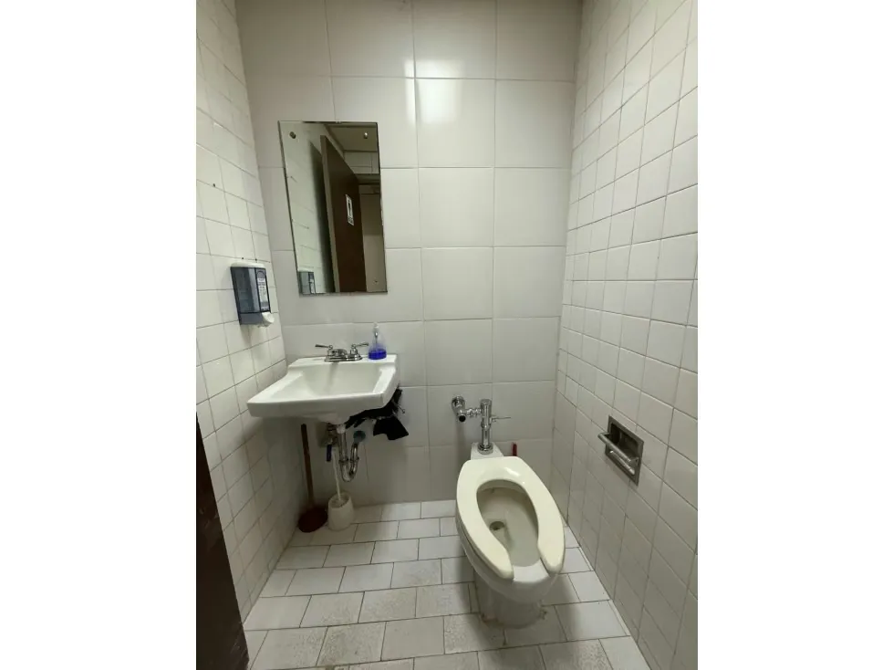 Se vende local/oficina 266m2 Los Dos Caminos 6137 - 17