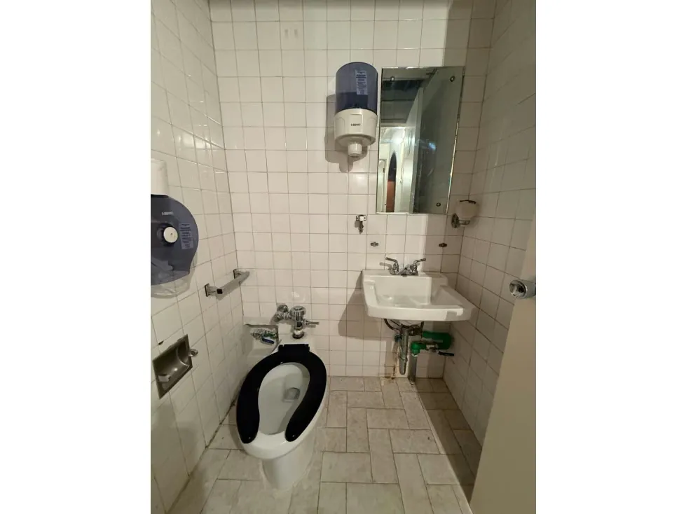 Se vende local/oficina 266m2 Los Dos Caminos 6137 - 7