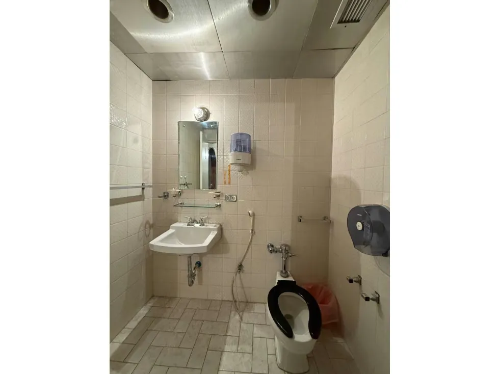 Se vende local/oficina 266m2 Los Dos Caminos 6137 - 8