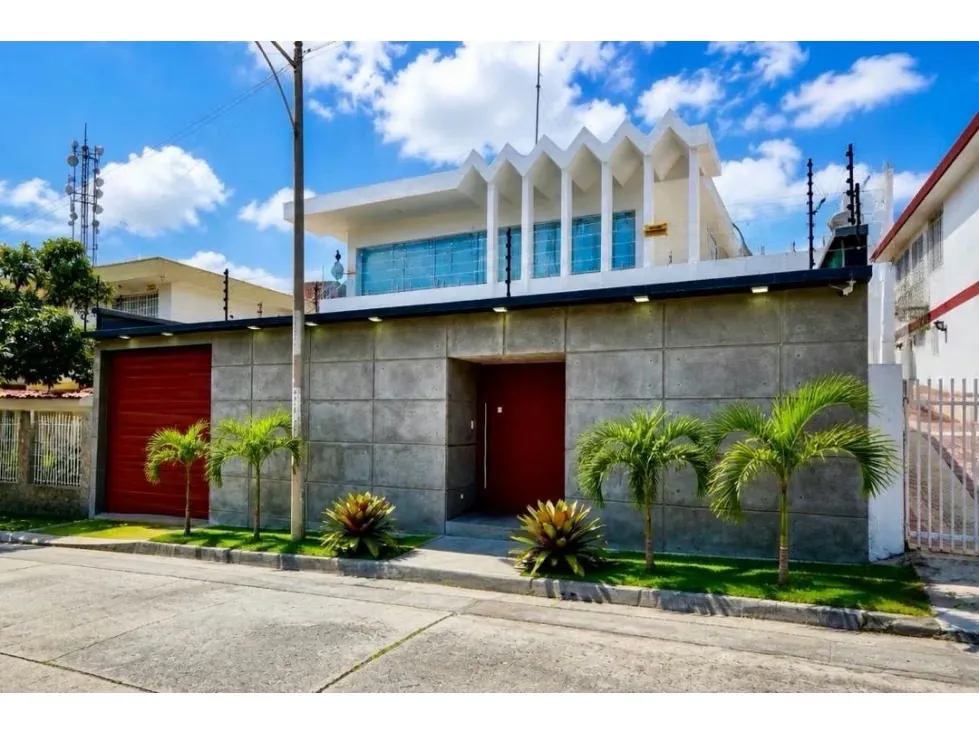 Venta de Casa Colinas de Vista Alegre Completamente Remodelada. 672m2. - 2