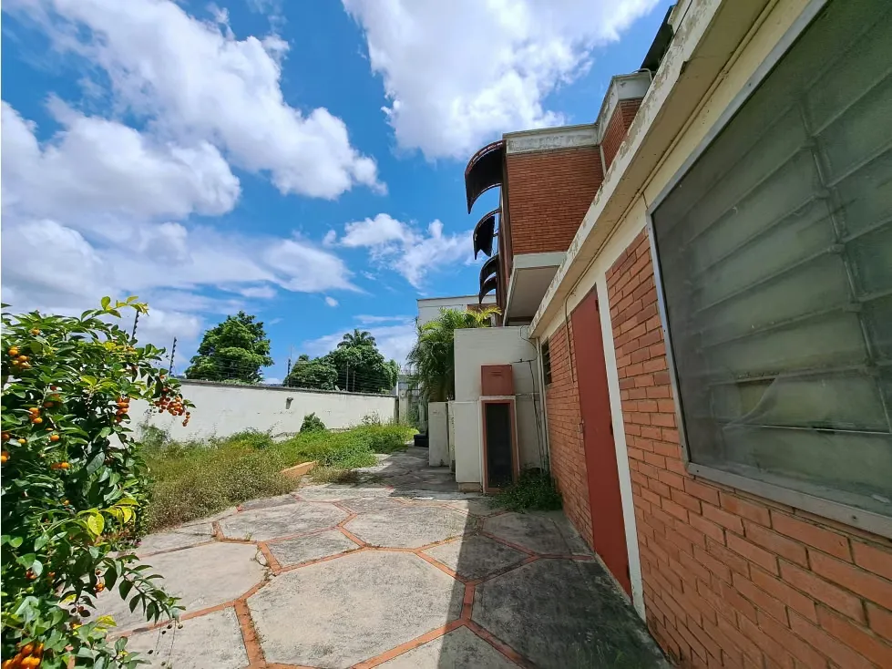 Vendo Casa en calle cerrada 1015m2Terreno Prados del Este 3165 - 23